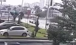 Adana’da 33 yaşındaki sürücünün hayatını kaybettiği kaza kamerada