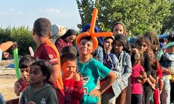 Adana'da çadır ve konteynerlerde yaşayan çocuklara palyaço sürprizi!