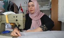 Adana’da kadın muhtar hem mahallenin derdini dinliyor hem terzilik yapıyor