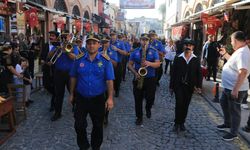 Adana’nın tarihi caddesinde renkli buluşma: Bando sesleri Büyük Saat’e yayıldı