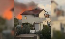 Antalya'da iki katlı evin çatısı alevlere teslim oldu