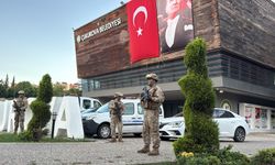 Çukurova Belediyesi'ne jandarma ekipleri binada inceleme yapıyor