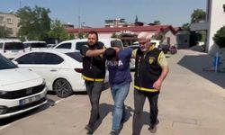 Kaldırımda bekleyen kadının çantasını kaptı