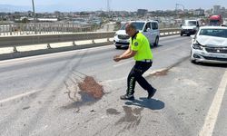 Kazanın ardından yola yağ döküldü: Trafik polisi kolları sıvadı
