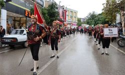 Kozan'da 10. Geleneksel İsmet Atlı Karakucak Güreşleri sağanak yağışa rağmen kortejle başladı