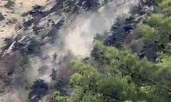 Kozan’da deprem sırasında tepeden kaya koptu: O anlar kaydedildi