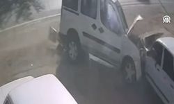 Kozan’da hafif ticari araç iki araca ve iş yerine çarptı: Kaza kamerada