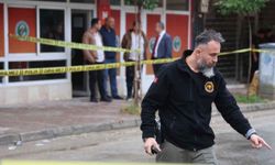 Kozan’da tekel bayisine silahlı saldırı: Park halindeki otomobile de mermi isabet etti