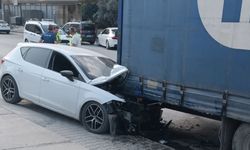 Mersin'de park halindeki tıra çarptı! 20 yaşındaki sürücü araçta sıkıştı