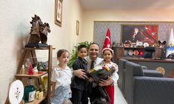 Seyhan İlçe Millî Eğitim Müdürü Murat Çelik'e miniklerden anlamlı ziyaret
