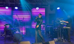 Şarkıcı Aşkın Nur Yengi, Antalya'da konser verdi