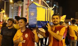 Adana'da Galatasaraylı taraftarlardan Fenerbahçe'ye tabutlu gönderme