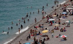 Antalya’da resmi tatilde Konyaaltı Sahili doldu taştı