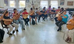 Karataş’ta geleceğin ozanlarını yetiştiriyorlar