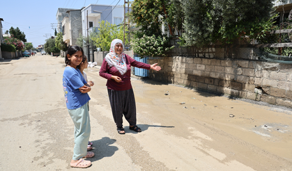 Adana'da bir mahallede aynı boru üç kere patladı vatandaş isyan etti