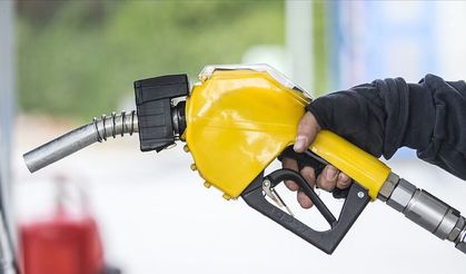 Sürücülerin yüzü güldü: Motorinin litresi 4 TL birden düştü!