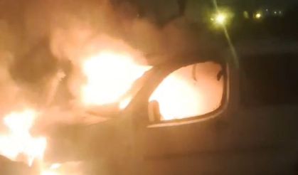 Kozan’da Park Halindeki Otomobilde Korkutan Yangın