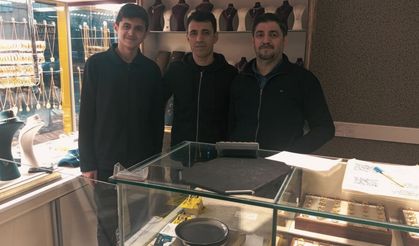 Kuyumcu dükkanı değil, sanki düğün salonu: Adana’da mesai halayla başlıyor!