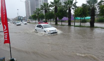 Adana’da sağanak hayatı felç etti: Cadde ve bulvarlar göle döndü