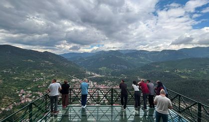 Feke ilçesindeki cam seyir terası bayramda ziyaretçilerini ağırlıyor