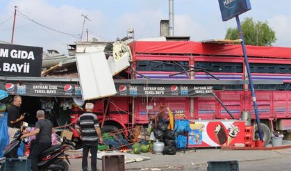 Adana’da kamyon bakkala daldı! İş yeri sahibi yaralandı