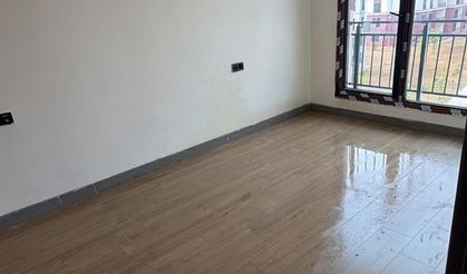 Adana'da yeni teslim edilen TOKİ dairelerini su bastı!