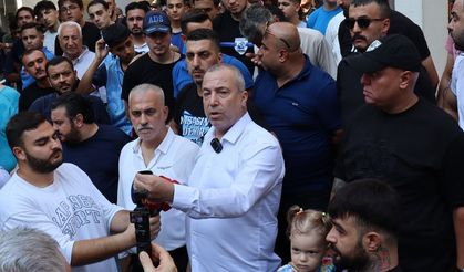 Adana Demirspor yönetimi ve taraftarı belediye önünde toplandı