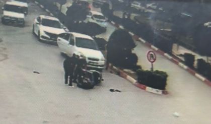Kavşakta korkutan kaza! Motosiklet otomobile böyle çarptı