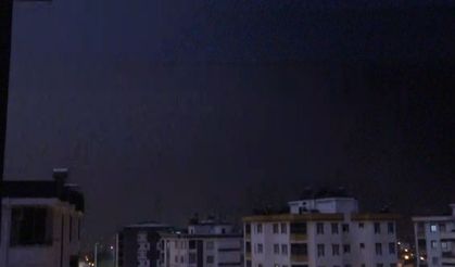 Kozan’da yıldırımın düştüğü an kameraya yansıdı