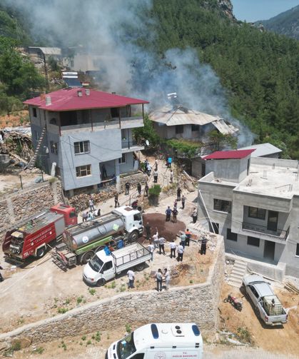 Feke’de korkutan ev yangını! Ekipler seferber oldu, aile son anda kurtarıldı