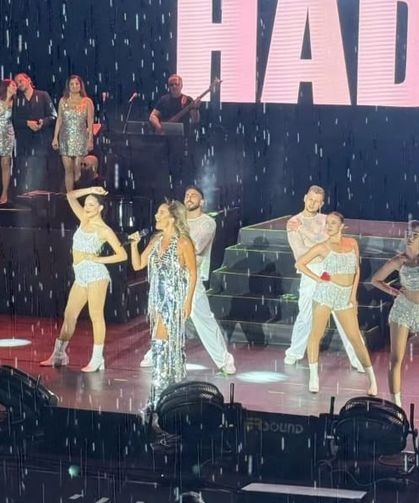 Hadise, Adana’da yağmura rağmen kapalı gişe konserle coşturdu