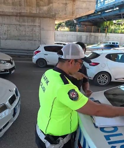 Adana emniyetinden sürücülere şerit ihlali uyarısı