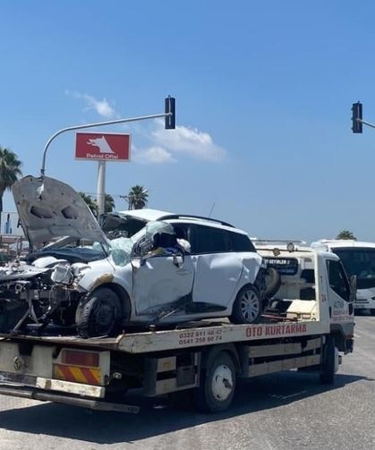 Adana'da tırın iki otomobile çarpması sonucu 5 kişi yaralandı