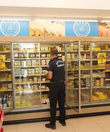 Ceyhan Belediyesi zincir marketlerde denetim yaptı