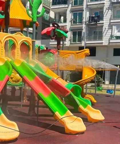Ceyhan’da meydan ve parklarda kapsamlı temizlik çalışması