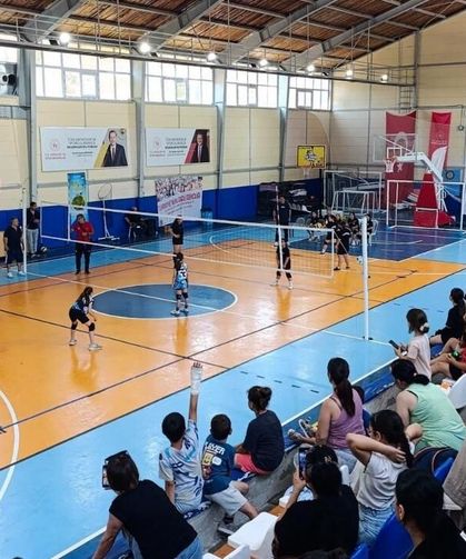 Karataş'ta mini voleybol şenliği düzenlendi
