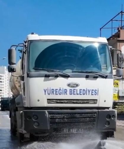 Yüreğir Belediyesi temizlik ekipleri sahada