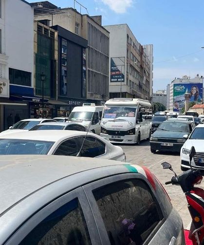Adana'da hatalı park çilesi: Çift sıra parklar trafiği kilitliyor
