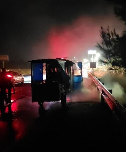 Adana'da Seyir Halindeki Elektrikli Motosiklet Alev Alev Yandı