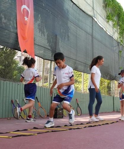 Çukurova Belediyesi'nin tenis kursları yaz boyunca sürüyor