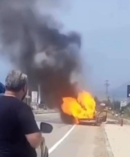 Adana'nın Kozan ilçesinde motoru alev alan otomobil demir yığınına döndü