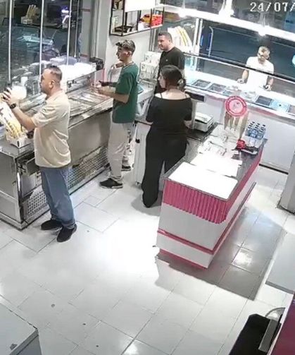 Telefon ekranını gösterdi, saldırgan el salladı... Saniyeler sonra kurşun yağdırdı!