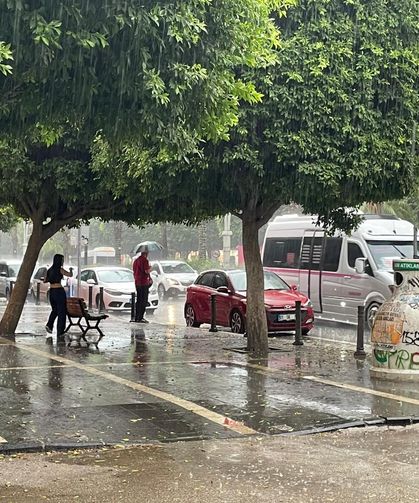 Meteoroloji uyarmıştı! Adana'da beklenen yağış başladı