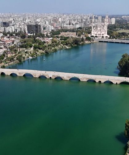 Adana sıcağa teslim oldu! Kentin tarihi noktalar sessizliğe büründü