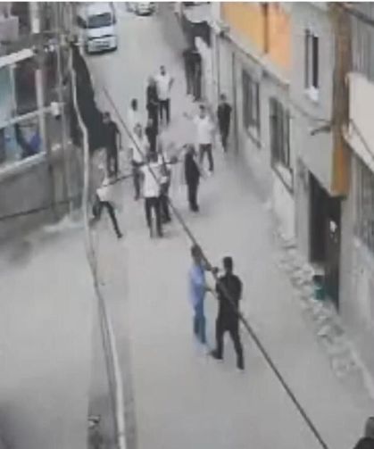 Adana'da cip sürücüsü aracını kavga eden kalabalığın üstüne sürdü: 4 yaralı