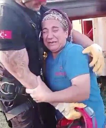 Adana'da kuyuya düşen inek kurtarıldı: Sahibi itfaiye erlerine sarılıp gözyaşı döktü