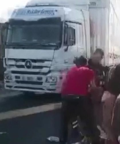 Adana'da otoyolda tır tırla çarpıştı: 2 sürücü yaralandı