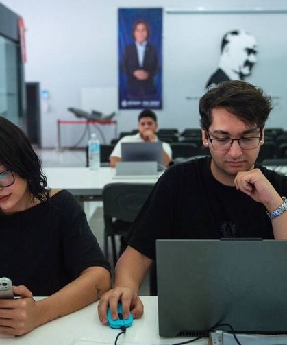Adana'da üniversiteli gençlerden gururlandıran başarı
