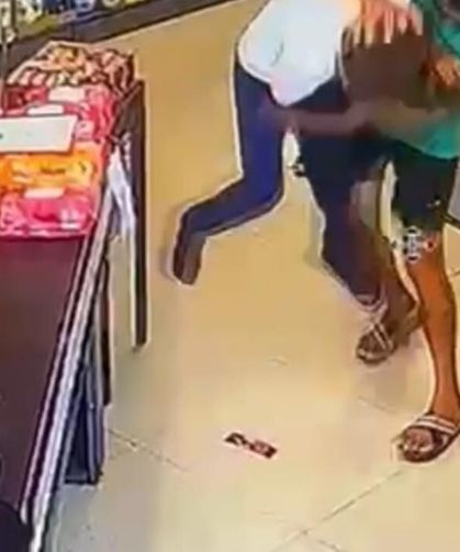 Çocuğu yerden yere vurarak darp etti, o anlar kameraya yansıdı