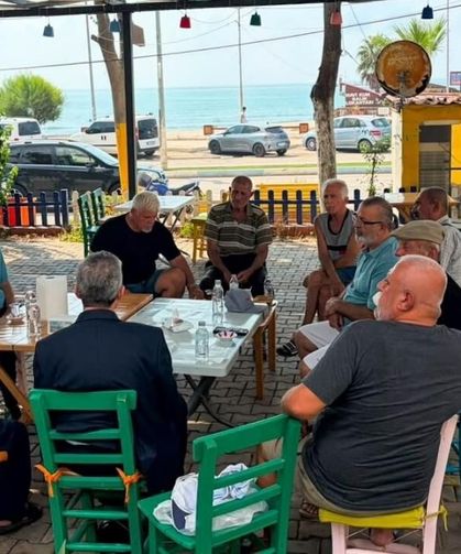 Karataş’ta başkanla beraber güne çay ve sohbetle başladılar